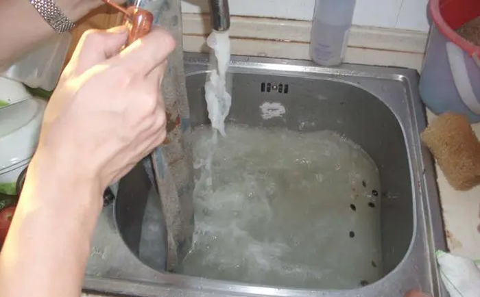 厨房洗菜盆积水不下水怎么办 厨房洗菜盆积水不下水怎么办